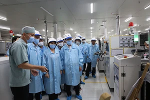 Lãnh đạo tỉnh Bắc Ninh và Samsung Việt Nam đánh giá mô hình Nhà máy thông minh tại Khu công nghiệp Tiên Sơn. (Ảnh PHI TRƯỜNG)