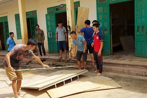 Phụ huynh, giáo viên Trường phổ thông dân tộc bán trú THCS Mường Nhé sửa chữa giường cho học sinh bán trú.