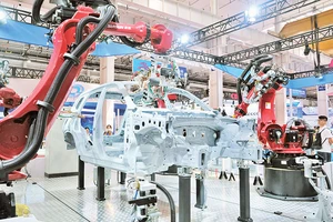 Một thương hiệu robot lắp ráp ô-tô của Trung Quốc tại Hội chợ robot thế giới năm 2023.