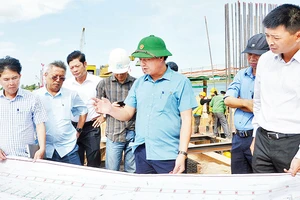 Phó Bí thư Tỉnh ủy, Chủ tịch Ủy ban nhân dân tỉnh Quảng Trị Võ Văn Hưng kiểm tra thi công cầu Thạch Hãn 1 qua sông Thạch Hãn.