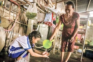 Em Lâm Thị Diễm Như và bà ngoại, Sơn Thị Sương (huyện Long Phú, tỉnh Sóc Trăng, Việt Nam) là hộ người dân tộc Khmer không có nhà tiêu hợp vệ sinh. 