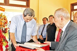 Ông Trần Hữu Phước, nguyên Trợ lý Thủ tướng Chính phủ Võ Văn Kiệt (hàng đầu, bên phải), tặng hiện vật là các bức thư và tài liệu quý của Thủ tướng Võ Văn Kiệt.