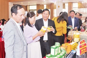 Phó Chủ tịch Ủy ban nhân dân tỉnh Hòa Bình Đinh Công Sứ (thứ ba từ trái sang) tại buổi tổ chức đánh giá, phân hạng các sản phẩm OCOP năm 2023.