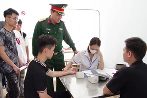 Đại diện lãnh đạo Bộ Chỉ huy quân sự tỉnh Lạng Sơn kiểm tra công tác khám sơ tuyển nghĩa vụ quân sự năm 2024 tại xã Quốc Việt, huyện Tràng Định. (Ảnh DƯƠNG NGUYÊN)