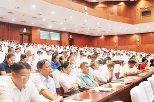 Hơn 300 cử tri của các huyện Long Điền, Đất Đỏ và thành phố Bà Rịa tham dự hội nghị tập huấn nghiệp vụ lấy ý kiến cử tri về sáp nhập các đơn vị hành chính.