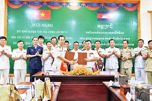 Chuẩn Đô đốc Nguyễn Hữu Thoan và Phó Đô đốc Mey Dina trao biên bản ghi nhớ công tác phối hợp trong thời gian tới.