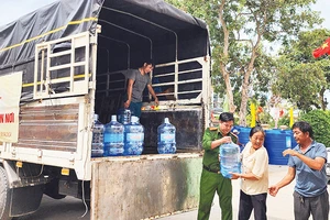 Đoàn công tác Công an tỉnh Quảng Ninh hỗ trợ nước uống cho người dân tỉnh Bến Tre.