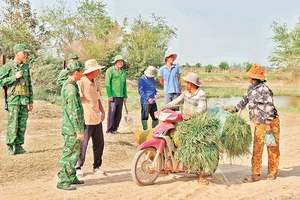 Bộ đội Biên phòng Kiên Giang tuyên truyền, vận động người dân khu vực biên giới tham gia bảo vệ đường biên, cột mốc. (Ảnh TIẾN VINH)
