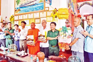 Bí thư Tỉnh ủy Sóc Trăng Lâm Văn Mẫn (thứ 4 từ trái sang) đến thăm và tặng quà Trụ trì chùa Wath Pich Meng Kol, thị xã Vĩnh Châu, tỉnh Sóc Trăng.