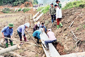 Đoàn viên, hội viên huyện Hàm Yên (Tuyên Quang) tham gia bê-tông hóa hệ thống kênh mương nội đồng.