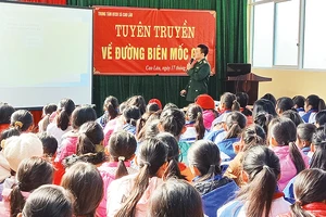 Cán bộ Đồn Biên phòng Ba Sơn (huyện Cao Lộc, tỉnh Lạng Sơn) tuyên truyền pháp luật cho học sinh khu vực biên giới.