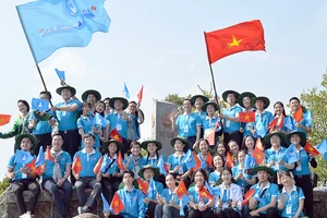 Các đại biểu Hành trình "Sinh viên với khát vọng non sông" tại Cột mốc số 0 A Pa Chải, xã Sín Thầu, huyện Mường Nhé, tỉnh Điện Biên.