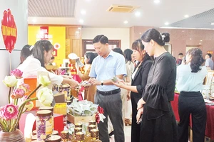 Gian hàng trưng bày giới thiệu sản phẩm của các doanh nghiệp, cơ sở sản xuất tại hội nghị xúc tiến đầu tư của tỉnh Hà Nam.