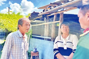 Ông Phạm Văn Thứ (ngoài cùng bên trái) cùng các đơn vị khảo sát hỗ trợ sửa chữa nhà ở cho hộ gia đình bà Nguyễn Kim Loan ở Ấp 2, xã Hưng Long, huyện Bình Chánh.