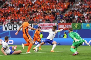 Pha bóng trong trận Pháp (áo trắng) hòa Hà Lan 0-0. 