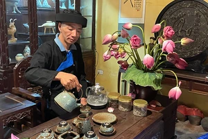 Chủ nhiệm Hợp tác xã Trà shan tuyết cổ thụ xã Quảng Ngần Đặng Văn Quân giới thiệu sản phẩm trà.