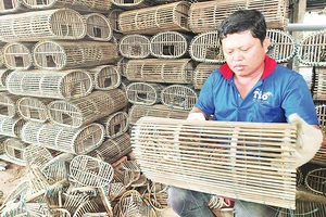 Anh Nguyễn Văn Hoàng, chủ cơ sở, cũng là người gần 20 năm gắn bó nghề làm lọp cua.