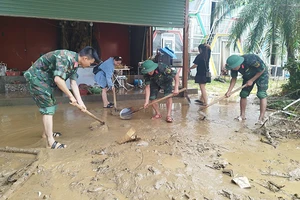 Chiến sĩ Trung đoàn 877 giúp hộ dân phường Quang Trung, thành phố Hà Giang dọn dẹp bùn đất sau đợt mưa lũ hồi tháng 6/2024.