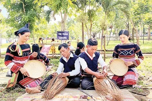 Người Ba Na thị trấn Kbang giữ gìn nghề đan truyền thống.