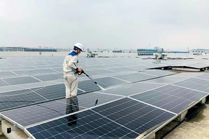 Khu công nghiệp Thăng Long (Vĩnh Phúc) lắp đặt hệ thống điện mặt trời áp mái thân thiện với môi trường. (Ảnh HOÀNG SƠN) 