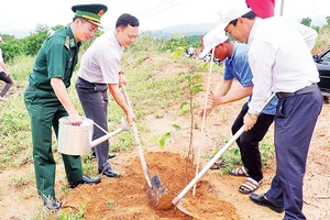 Lãnh đạo huyện Ia H’Drai trồng cây tại buổi phát động công tác trồng rừng.