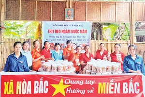 Hơn 200 hũ thịt heo ngâm nước mắm được gửi tới người dân vùng bị bão lũ ở miền bắc. 