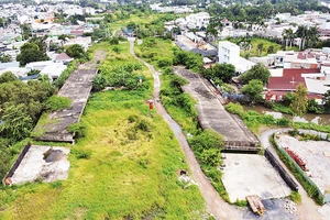 Vành đai 2 (đoạn 3) dài 2,7 km, từ đường Phạm Văn Đồng đến nút giao Gò Dưa-Quốc lộ 1 được thực hiện theo hợp đồng BT tạm ngưng 4 năm qua, dự kiến sẽ thi công trở lại. 