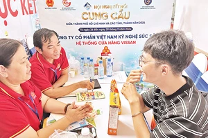 Các đơn vị cung cấp và mua hàng gặp gỡ, tìm cơ hội hợp tác tại hội nghị kết nối cung-cầu năm 2024.