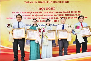 Đại diện các đơn vị xuất sắc của Quận 11 nhận Bằng khen của Thành ủy Thành phố Hồ Chí Minh tại lễ sơ kết ba năm thực hiện Kết luận số 01-KL/TW của Bộ Chính trị.