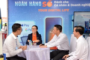 Nhân viên Sacombank tư vấn cho doanh nghiệp về các giải pháp công nghệ mới trong lĩnh vực ngân hàng.