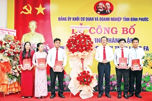 Lãnh đạo Đảng ủy Khối Cơ quan và Doanh nghiệp tỉnh Bình Phước trao quyết định thành lập chi bộ ở doanh nghiệp FDI tại Khu công nghiệp Minh Hưng III, thị xã Chơn Thành.