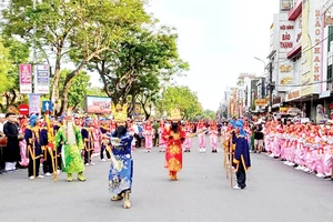 Hát múa Sắc bùa làng Phò Trạch (huyện Phong Điền) tham gia biểu diễn tại Lễ hội Festival Huế.