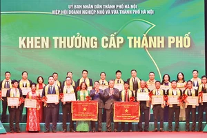 Ủy ban nhân dân thành phố Hà Nội khen thưởng các doanh nghiệp, doanh nhân tiêu biểu năm 2024.