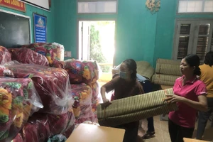 Giáo viên Trường phổ thông dân tộc nội trú THPT Nậm Pồ chuẩn bị đồ dùng phục vụ học sinh nội trú trong năm học mới.