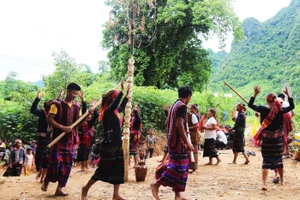 Người dân hát múa trong lễ hội mừng cơm mới của đồng bào Bru-Vân Kiều.