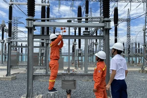 Công nhân Trạm biến áp 220kV Ninh Phước (Ninh Thuận) kiểm tra thiết bị bảo đảm an toàn khi vận hành lưới điện.