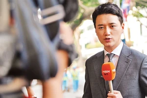 Phóng viên Đài truyền hình MBN (Hàn Quốc) tác nghiệp tại Thủ đô Hà Nội. Ảnh: MỸ HÀ