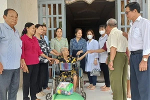 Hội Người cao tuổi xã Phú An (thị xã Bến Cát, tỉnh Bình Dương) thăm, tặng quà, khám bệnh cho người cao tuổi.