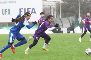 Pha tranh bóng trong trận giao hữu giữa đội tuyển nữ U20 Việt Nam (bên phải) và U20 Uzbekistan. (Ảnh: VFF)