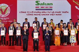 Trao chứng nhận hàng Việt Nam chất lượng cao năm 2024 cho các doanh nghiệp.