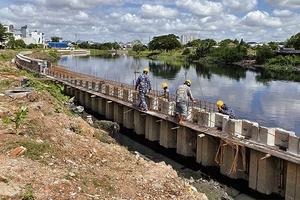 Tuyến kênh Tham Lương-Bến Cát-rạch Nước Lên bị ô nhiễm đang được cải tạo, chỉnh trang.