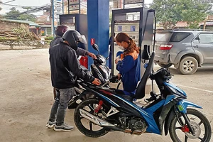 Người tiêu dùng mua xăng tại cửa hàng Petrolimex tại huyện Bạch Thông, tỉnh Bắc Kạn.