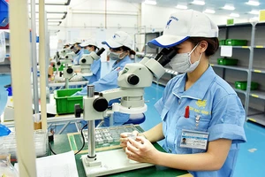 Công nhân làm việc tại Công ty TNHH Fujikin Bắc Ninh, Khu công nghiệp VSIP Bắc Ninh. (Ảnh: ANH SƠN)