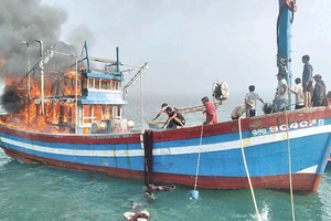 Tàu QNg 90407 TS của ngư dân Nguyễn Thanh bị cháy rụi do thiếu phương tiện chữa cháy chuyên nghiệp.
