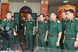 Thủ trưởng Tổng cục Công nghiệp quốc phòng và Bộ Tham mưu tham quan trưng bày sản phẩm công nghiệp quốc phòng.