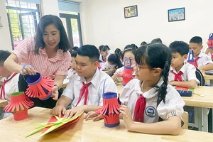 Giờ học Mỹ thuật với mô hình giáo dục STEM của Trường tiểu học Dĩnh Kế, thành phố Bắc Giang, tỉnh Bắc Giang. (Ảnh: NGUYỄN THU)