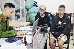 Một số thanh thiếu niên lạng lách, đánh võng trên đường phố Hà Nội được đưa về trụ sở công an. (Ảnh: PHẠM KIÊN)
