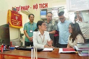 Kiểm tra công tác thực hiện thủ tục hành chính tại phường Hai Bà Trưng, thành phố Phủ Lý.