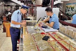 Đội Quản lý thị trường số 4 kiểm tra một cửa hàng kinh doanh vàng trang sức trên địa bàn thành phố Móng Cái.