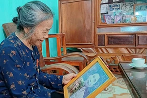 Bà Nguyễn Thị Lý bồi hồi nhớ lại những ký ức thời gian tham gia dân công phục vụ chiến dịch Điện Biên Phủ.